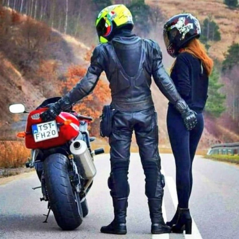 Девушка с парней на мотоке