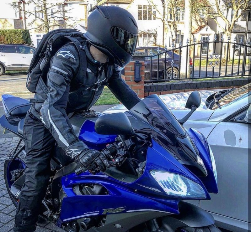 Yamaha r6 черный с мотогонщиком