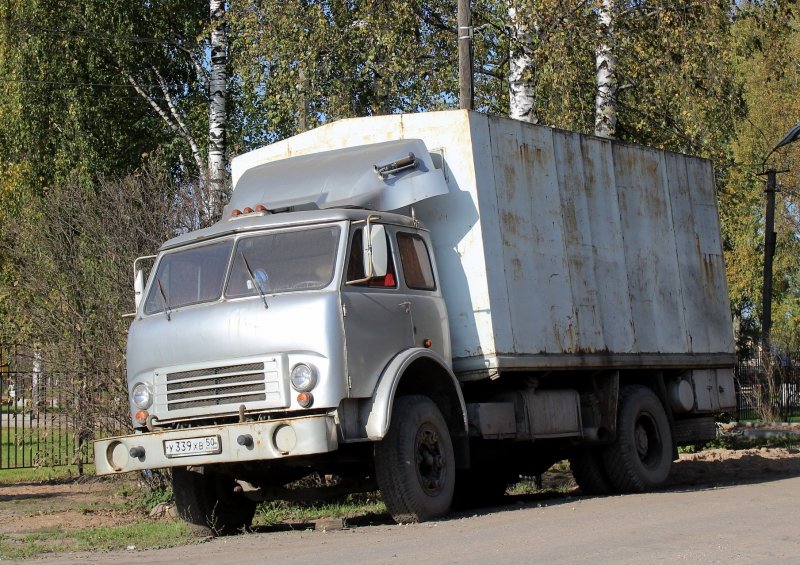 МАЗ 5335 бортовой с прицепом
