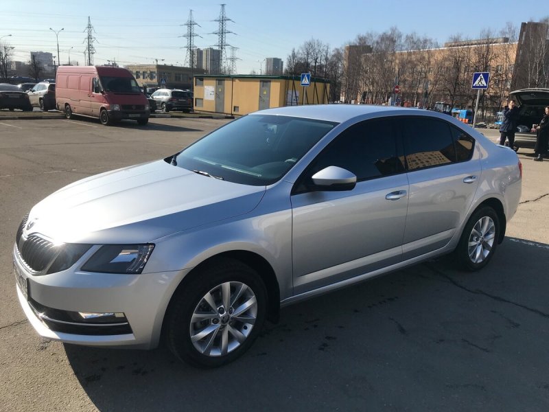 Шкода Октавия 2019 серебристая