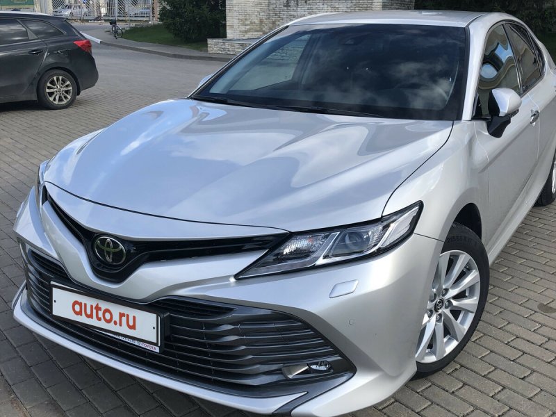 Toyota Camry xv70 серебристая