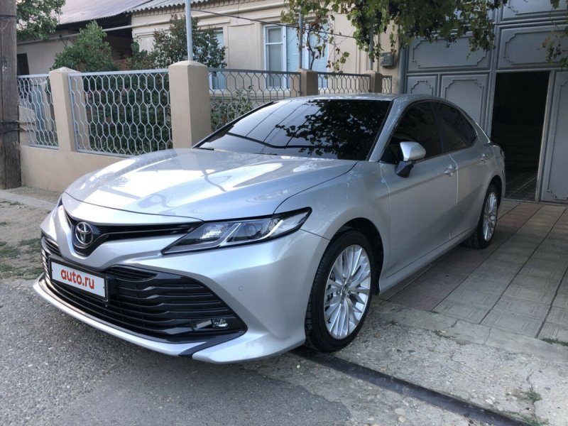 Toyota Camry xv70 серебристая