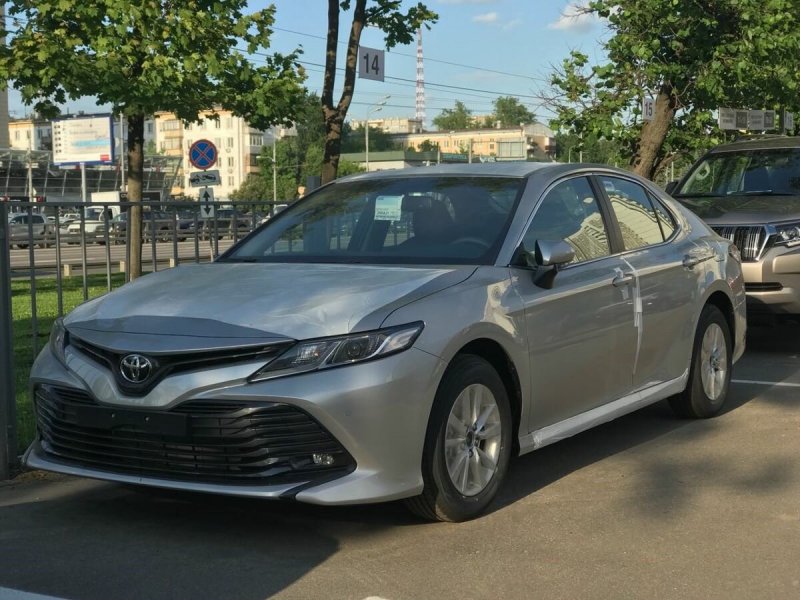 Тойота Камри 50 в сером цвете