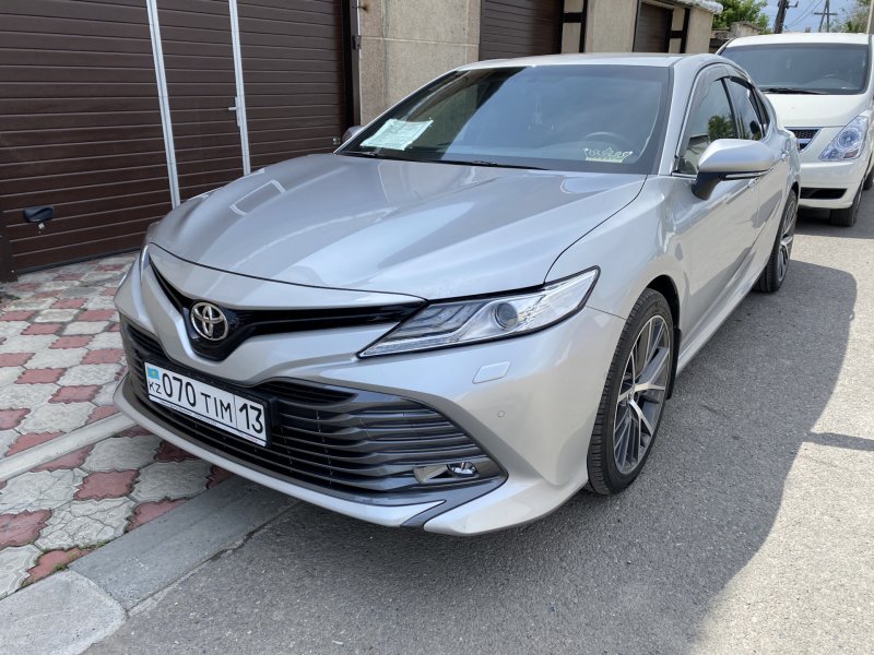 Toyota Camry 2019 серебристый металлик