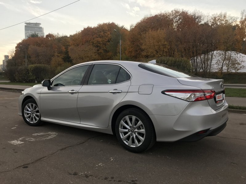 Toyota Camry xv70 серебристая