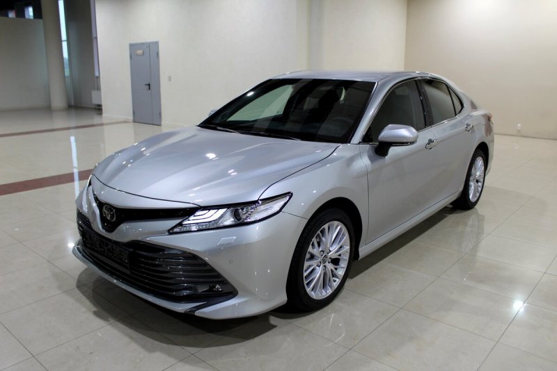 Toyota Camry xv70 серебристый металлик