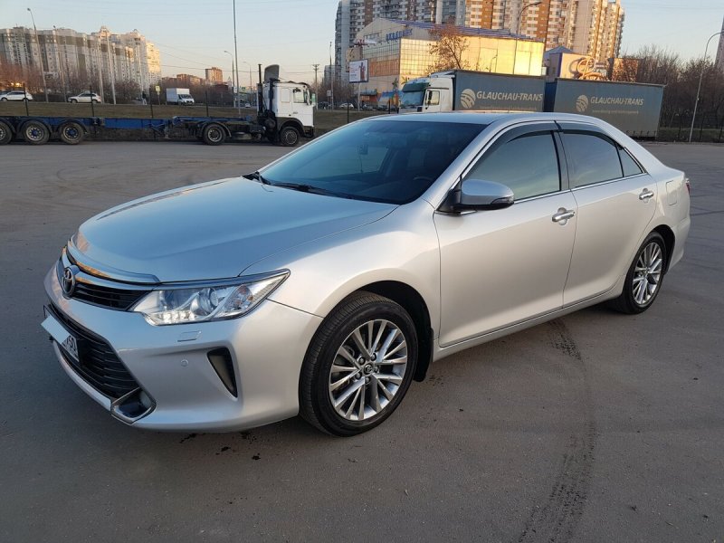 Toyota Camry 50 серебристая