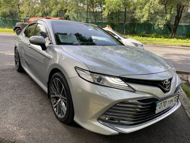 Toyota Camry v70 серебристый металлик