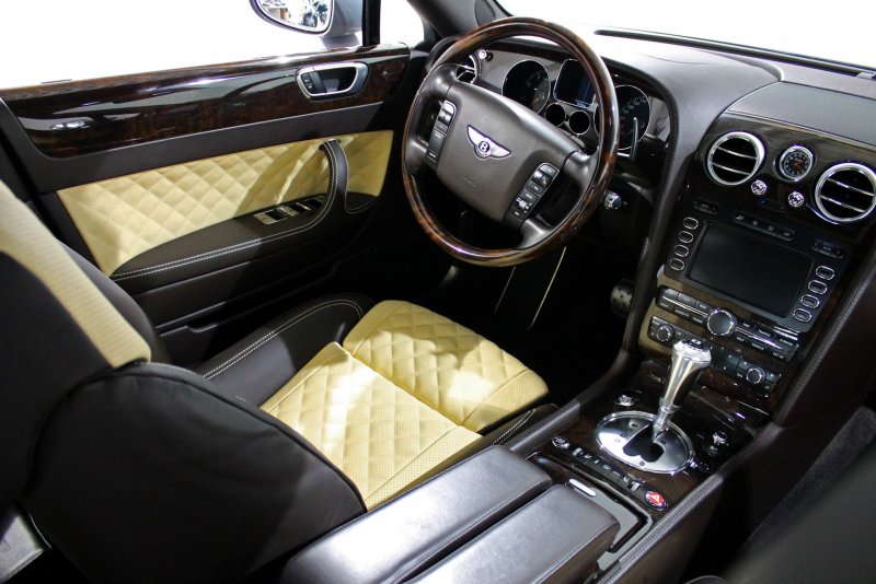 Bentley Continental 2010 салон