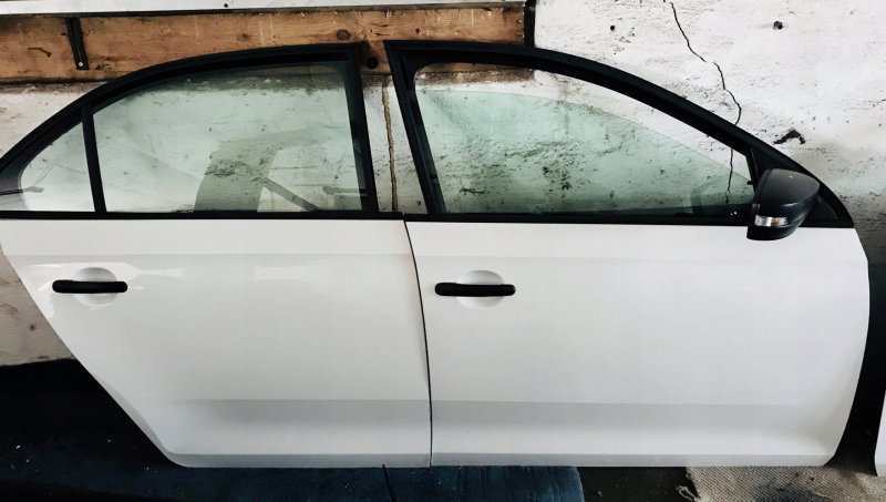 Передняя дверь левая Skoda Rapid