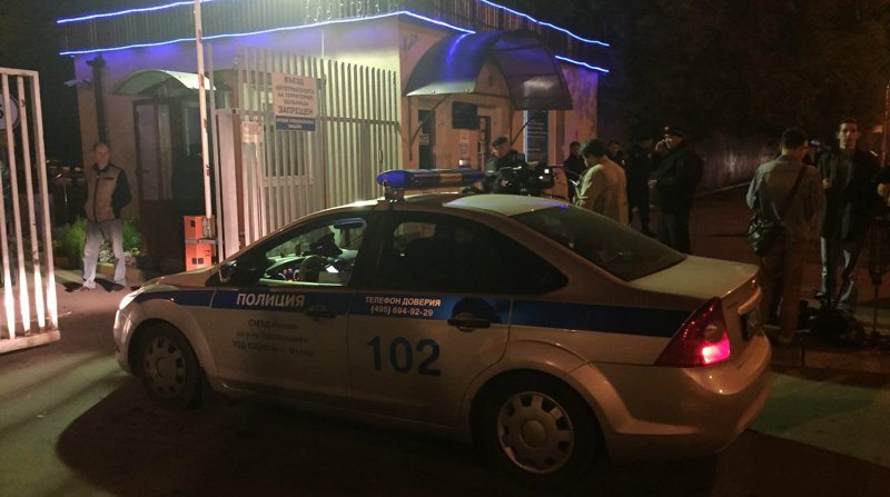 Полицейский возле машины