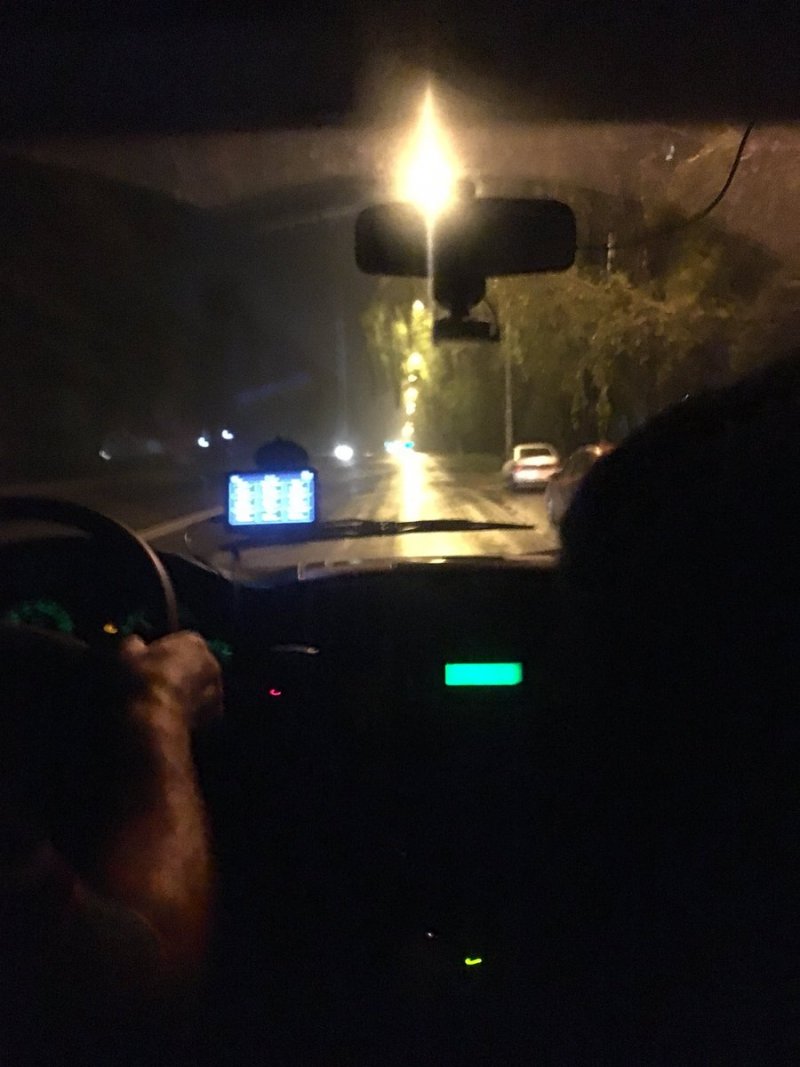 Вид из полицейской машины ночью