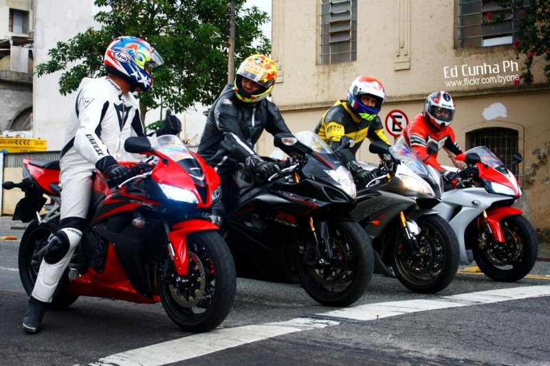 CBR 1000 RR vs GSX-R 750