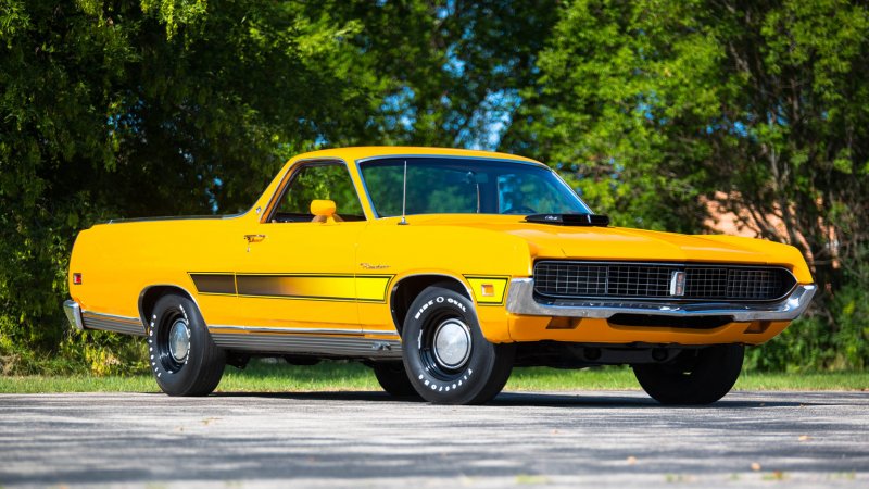 Желтая машина Ford Ranchero