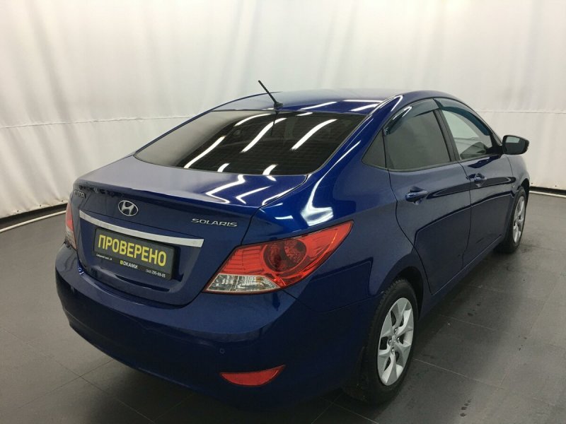 Серый Hyundai Solaris в HD