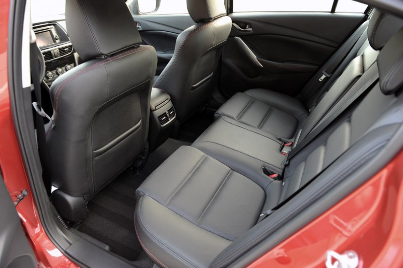 Mazda 6 GH салон сзади