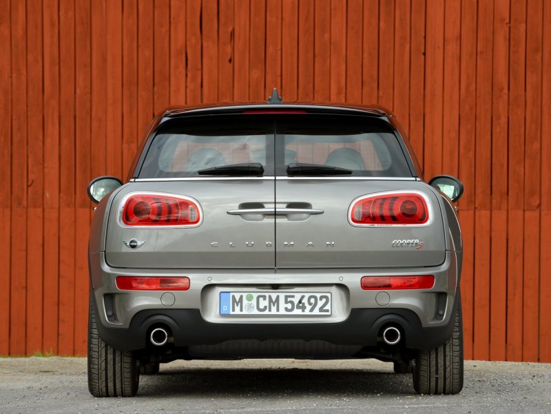 Mini Clubman сзади