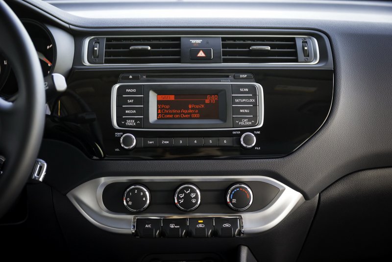Kia Rio 2012 панель приборов