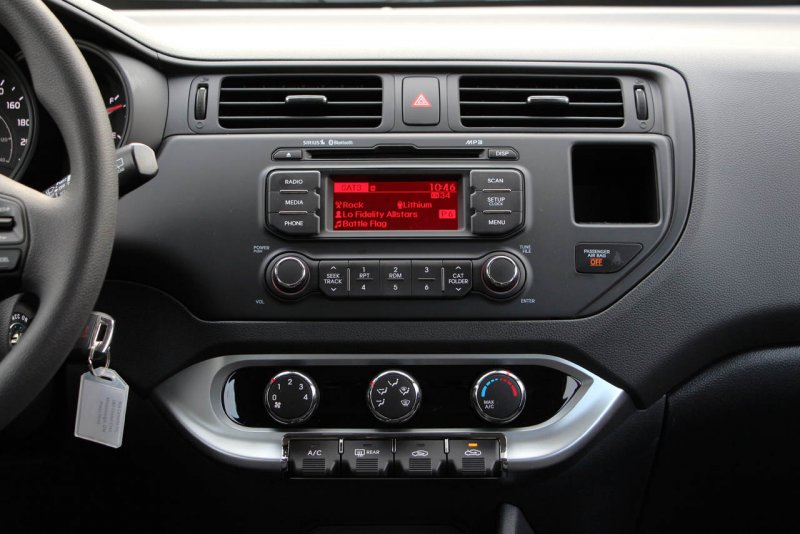 Kia Rio 2012 панель приборов
