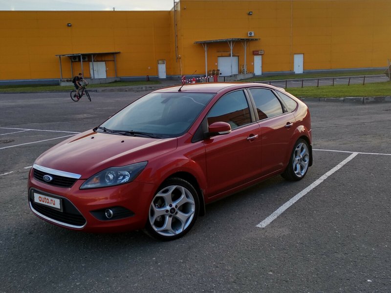 Ford Focus 2 хэтчбек красный