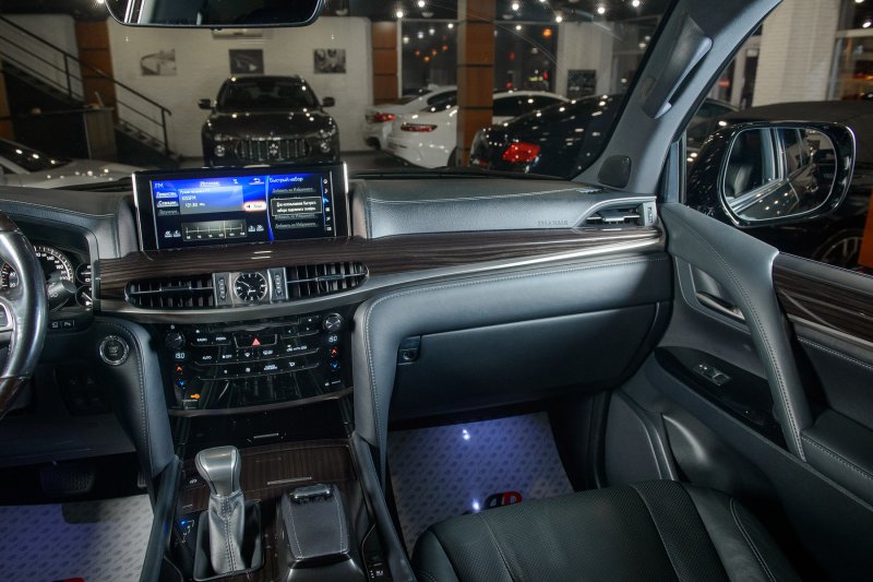 Lexus LX 2004 задний ряд