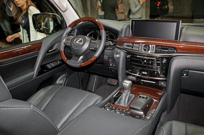 Lexus LX 570 интерьер