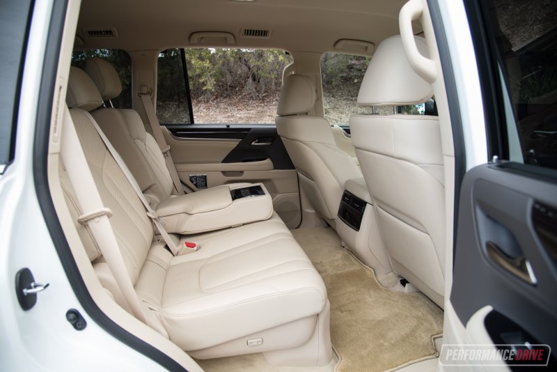 Lexus LX 450 салон
