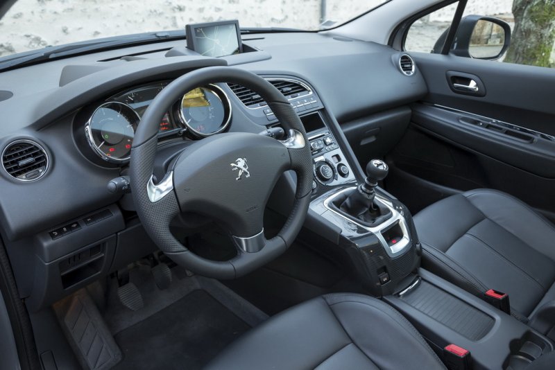 Peugeot 5008 2015 салон