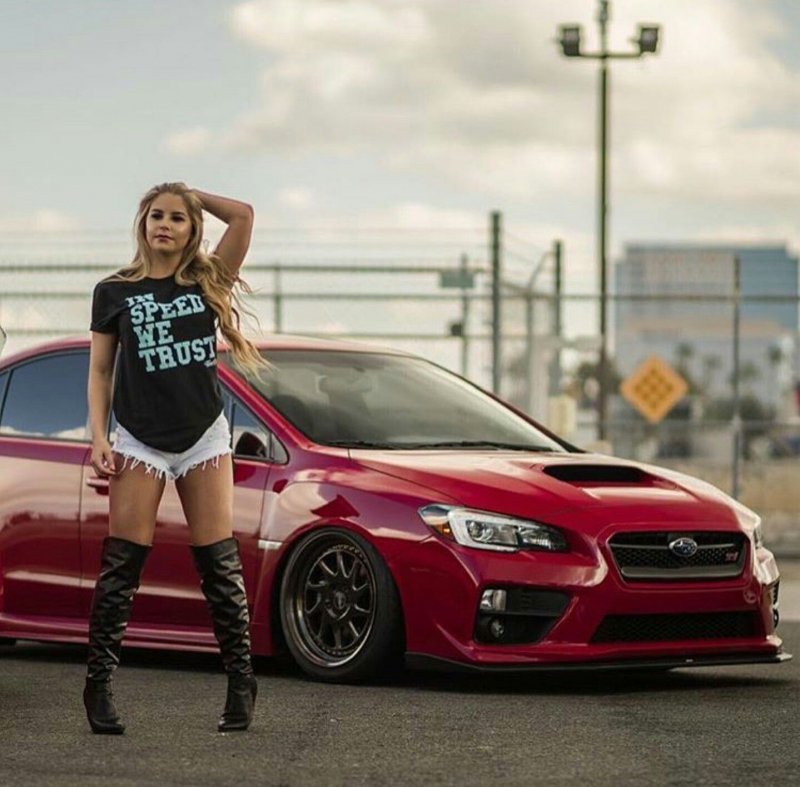 Subaru Impreza WRX STI С девушкой