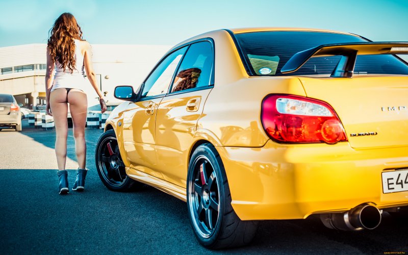 Subaru Impreza WRX STI С девушкой