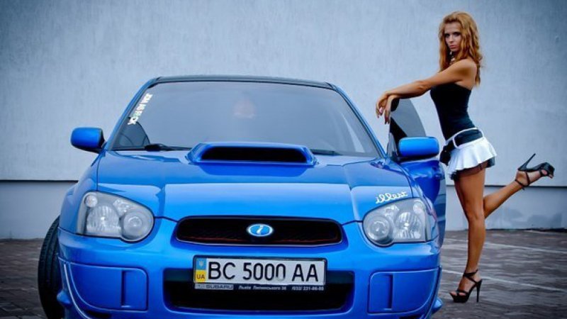 Субару WRX STI С девушкой