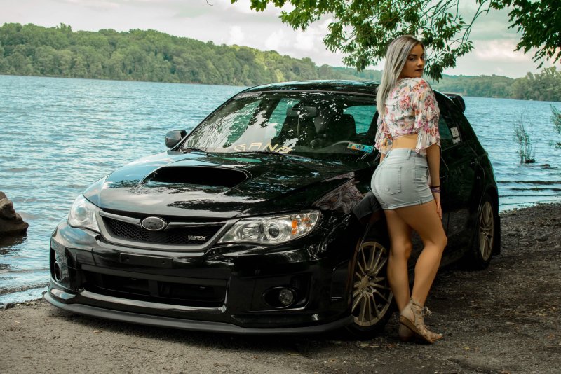 Субару Импреза WRX STI И девушки