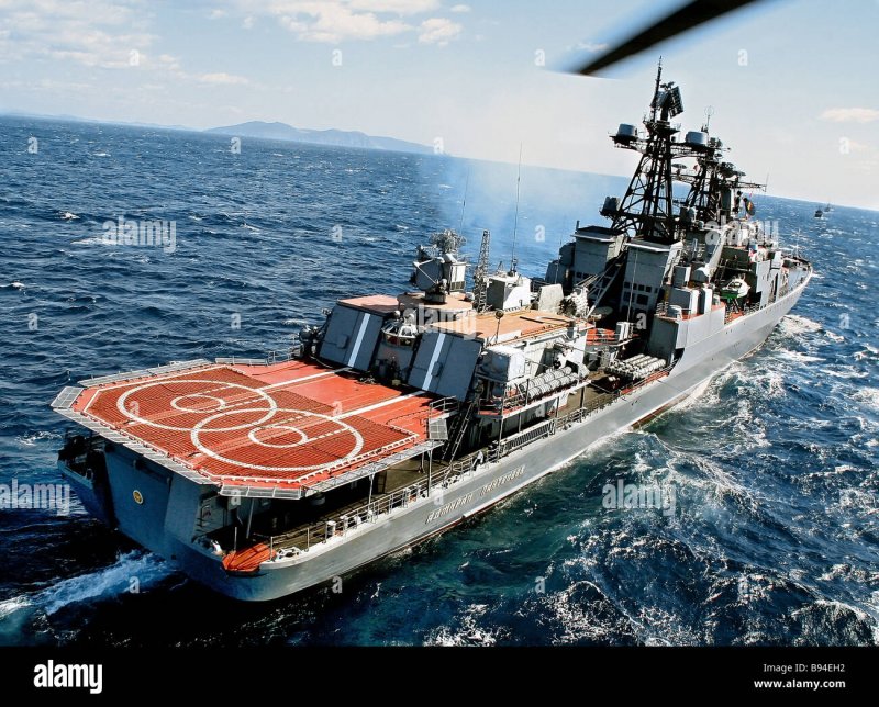 Флагман — Гвардейский ракетный крейсер проекта 1164 «Варяг».