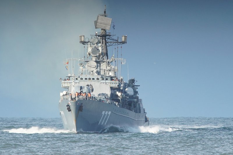 Флагман — Гвардейский ракетный крейсер проекта 1164 «Варяг».