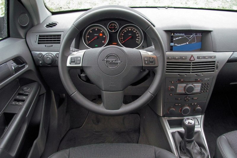 Opel Astra 2008 седан салон