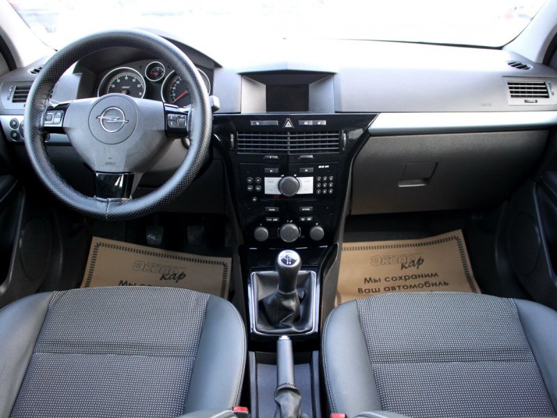 Opel Astra GTC H Рестайлинг 2008 салон