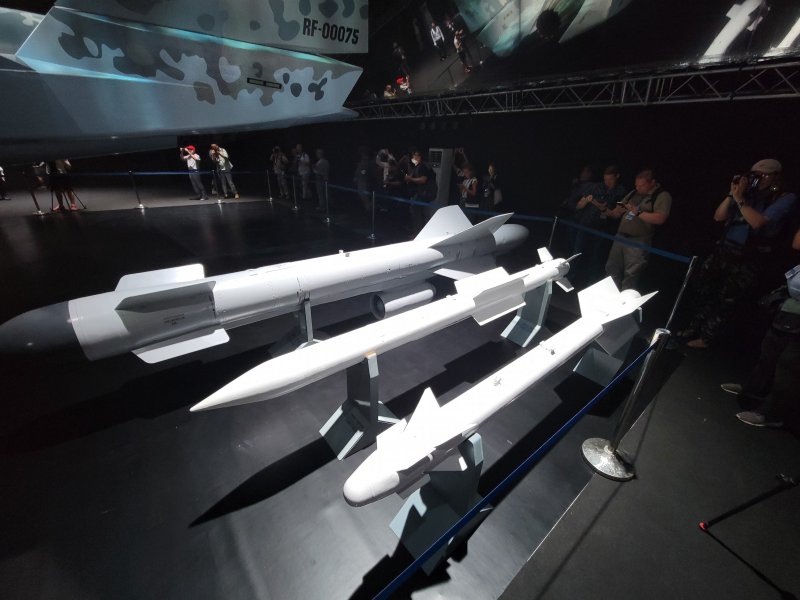 Су-75 Checkmate самолет