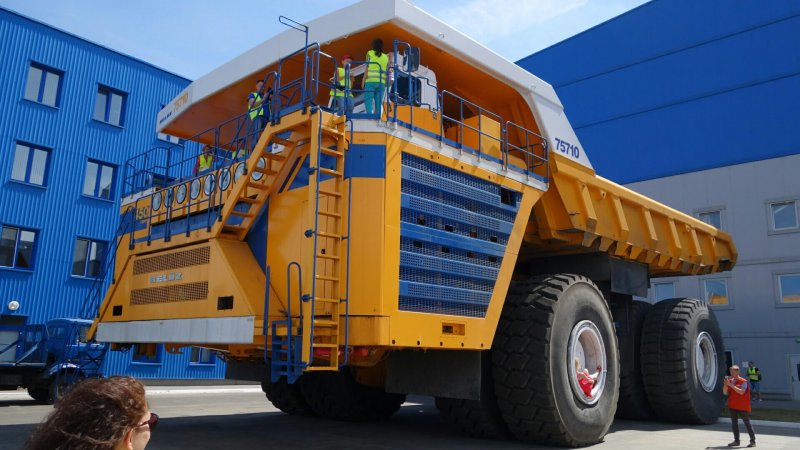 БЕЛАЗ-75710 vs Terex Titan