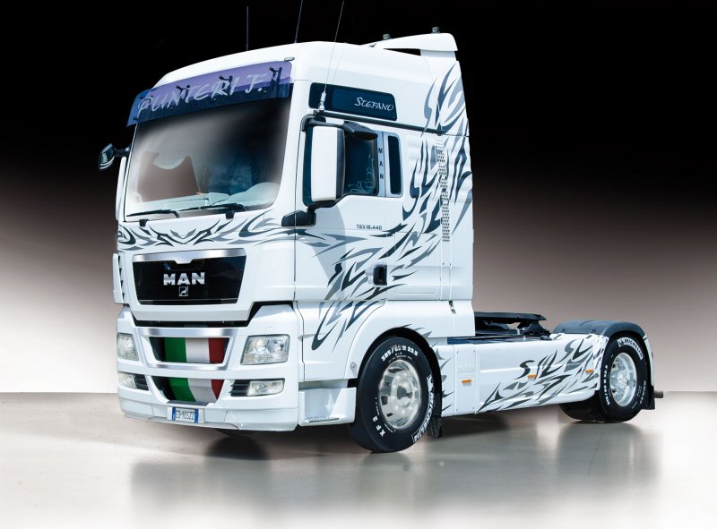 1:24 Сборная модель man TGX XXL "Wolf transporte"