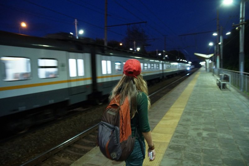 Девушка в электричке ночью