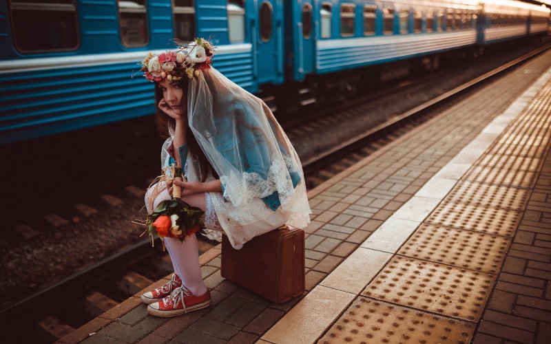 Девушка на вокзале с чемоданом