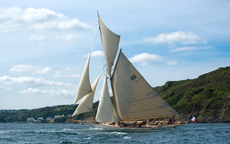 Парусная лодка в море
