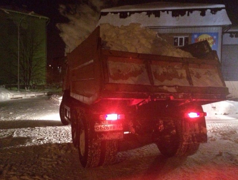 Грузовик на ночной дороге