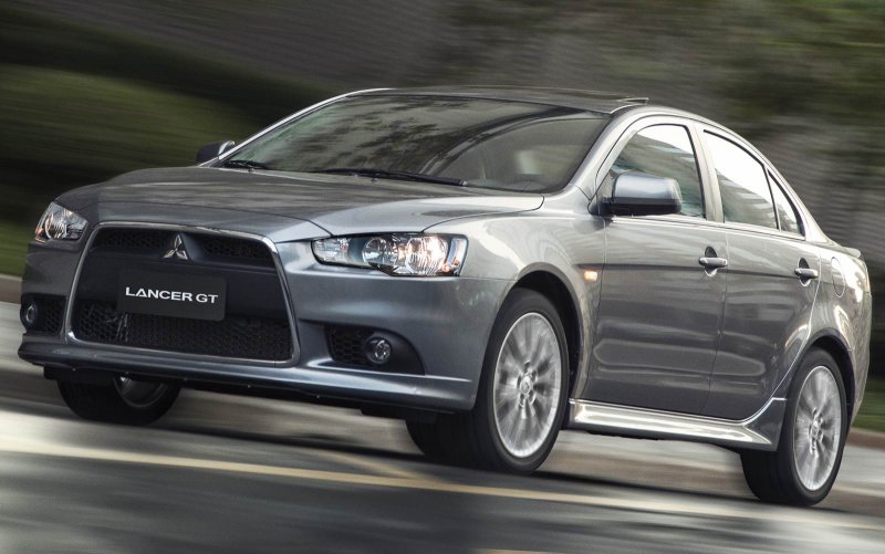 Mitsubishi Lancer фото в движении