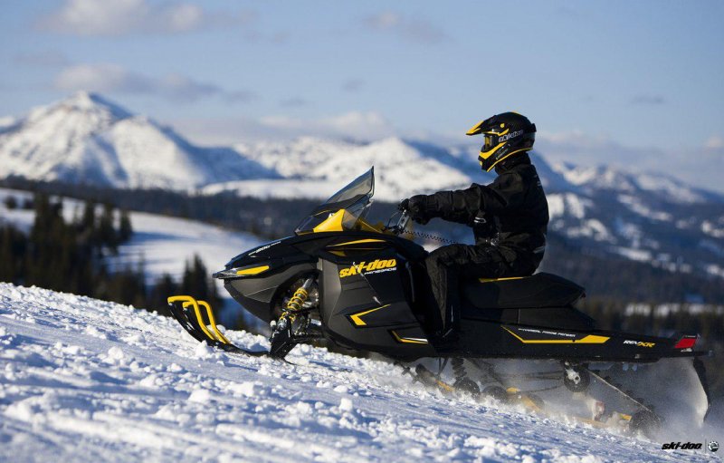 Спортивный снегоход Ski Doo