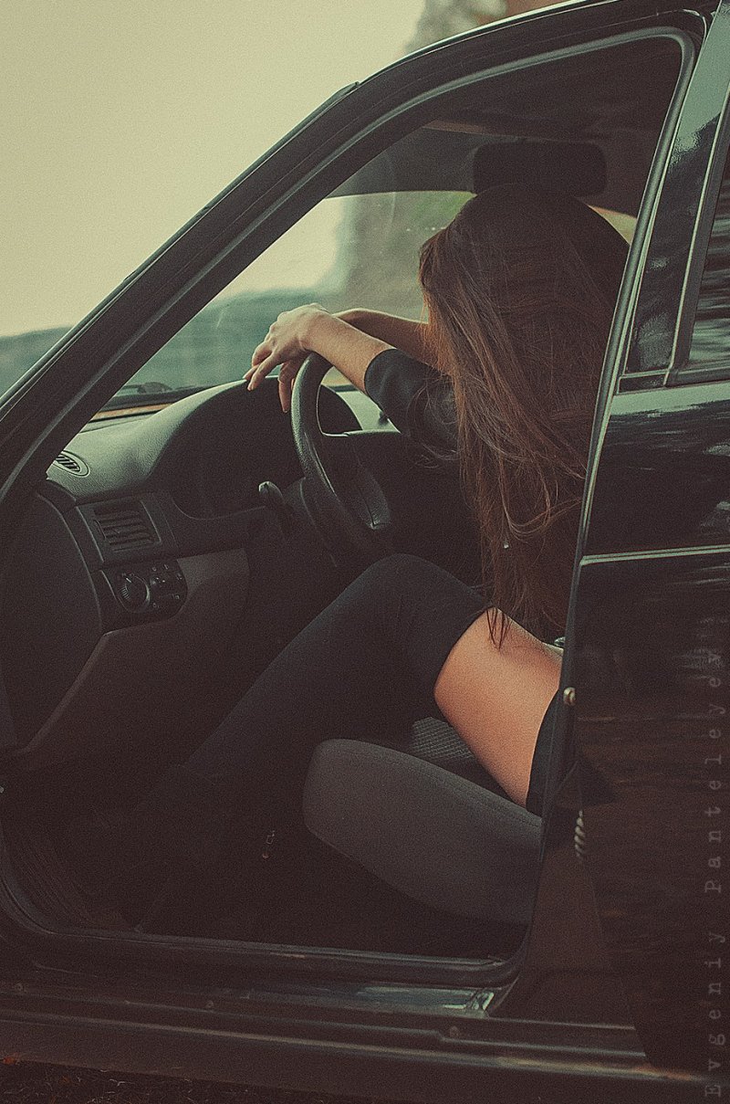 Фото девушки у машины без лица