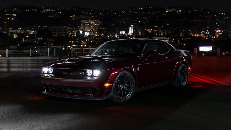 Dodge Challenger srt Hellcat ночью