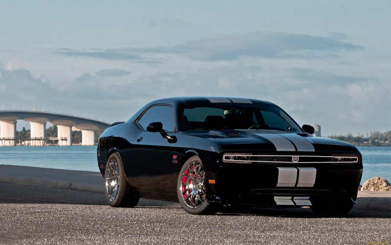 Dodge Challenger черный