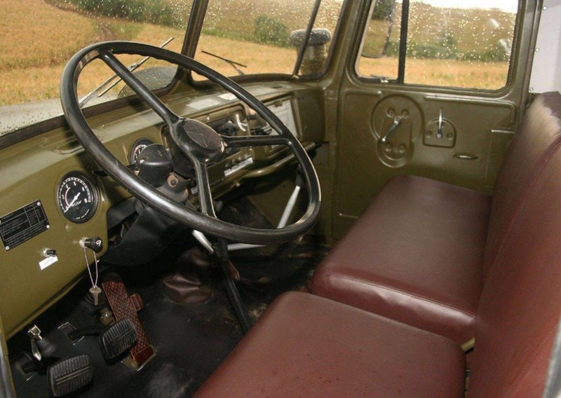 Урал 4320 салон кабины
