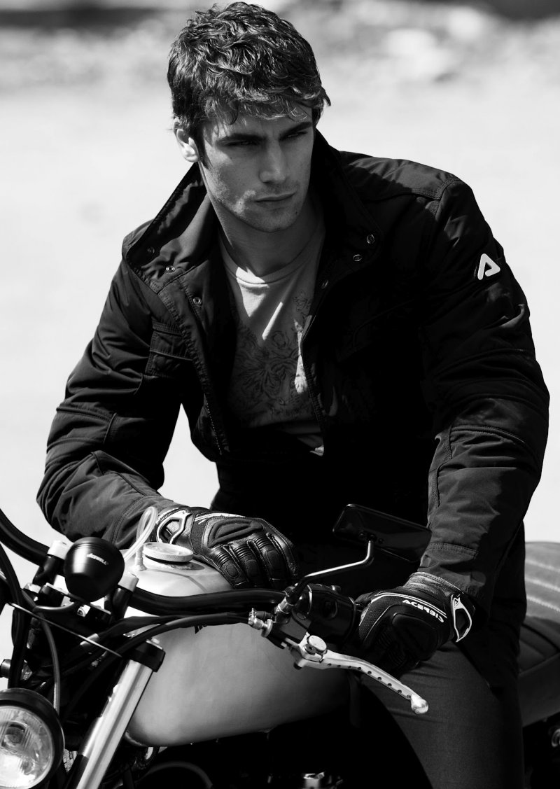 Красивый мужчина на мотоцикле